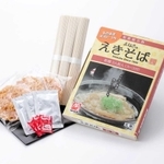 郵便ポストに入る「えきそば」乾麺の３人前セット（まねき食品提供）