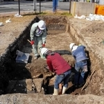遺構を発掘する作業員ら（同センター提供）