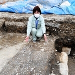 小石を敷き詰めた路面部分。発掘調査で初めて確認された＝姫路市神屋町６