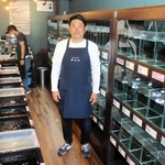 メダカ販売店を立ち上げた「つなげる株式会社」の仲里航社長＝姫路市神屋町