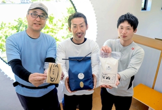 乾燥麺を作った「リトリートフィールド」のスタッフら＝姫路市山田町牧野