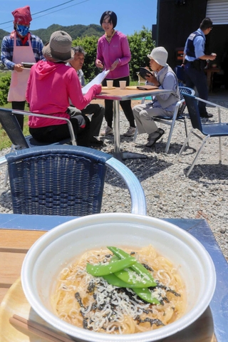 試食会には地域の人もたくさん訪れた＝姫路市山田町牧野