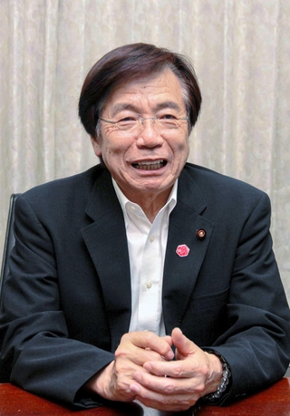 改選後初の姫路市議会定例会を前に、インタビューに応じる三輪敏之議長＝姫路市安田４