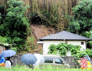裏山が崩れ、土砂が流入した空き家＝２日正午ごろ、姫路市白浜町