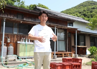 母の実家を改修した「たんがしまリゾート」をオープンさせた佐藤仁さん＝姫路市家島町宮