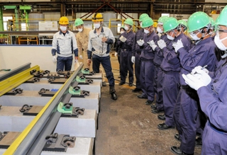 分岐器が動く仕組みの説明を受ける姫路工業高校の生徒ら＝姫路市大津区吉美