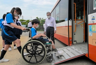 車いすでノンステップバスに乗る生徒ら＝姫路市船津町