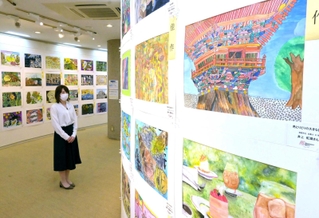 壁一面に子どもの作品が並ぶ会場＝姫路市三左衛門堀西の町