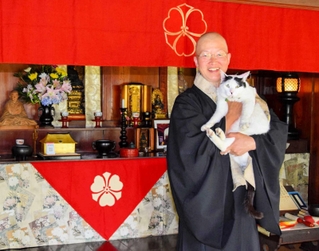 法話会を毎月開くことにした松山照紀住職＝不徹寺