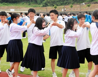 フォークダンスを楽しむ両校の生徒たち＝姫路市中地、ウインク陸上競技場