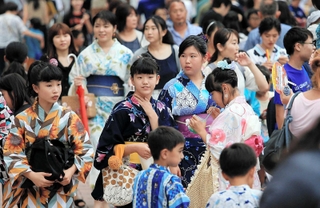 ２０１９年のゆかたまつり。たくさんの人でにぎわった