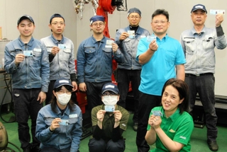 全員が溶接の資格を取得した江渕工業所の社員たち＝姫路市大津区天神町２