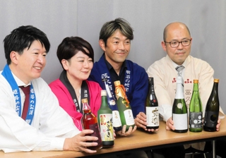 国内外のコンクールで入賞した播磨地域の酒蔵の代表ら＝姫路市役所