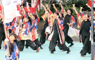 力強い踊りを披露するよさこいグループのメンバー＝城南公園