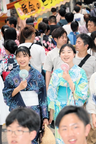 色とりどりの浴衣をまとい、祭りを楽しむ人たち＝姫路市西二階町