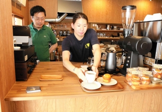 店内で注文に対応する熊田雄二さん（左）ら＝姫路市本町
