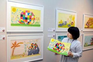 会場では原画と絵本を見比べて楽しめる＝姫路文学館
