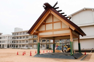 一般開放が始まる白浜小学校の相撲場＝姫路市白浜町