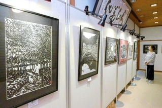 園内を巡りながら作品を楽しめる剪画展＝姫路市本町、好古園