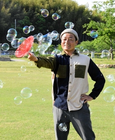 シャボン玉おじさん」は元国家公務員 ギネス記録持ち、実力は