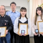 しらさぎ賞を贈られた（前列左から）永井正夫さん、菊森唯愛さん、柏崎江梨香さん＝飾磨消防署