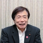 改選後初の姫路市議会定例会を前に、インタビューに応じる三輪敏之議長＝姫路市安田４