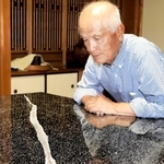 長さ約１６５センチのヘビの抜け殻と宝角隆義さん＝姫路市安田