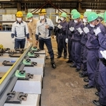 分岐器が動く仕組みの説明を受ける姫路工業高校の生徒ら＝姫路市大津区吉美