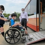 車いすでノンステップバスに乗る生徒ら＝姫路市船津町