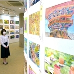 壁一面に子どもの作品が並ぶ会場＝姫路市三左衛門堀西の町