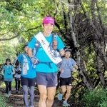 山の中を駆ける長谷川勝也さん＝神戸市須磨区