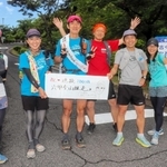２００カ月連続の六甲山縦走達成に向け、仲間たちと走り始める長谷川さん＝神戸市須磨区