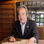 自宅に保管された文書について説明する高島隆三郎さん＝姫路市飾磨区天神