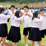 フォークダンスを楽しむ両校の生徒たち＝姫路市中地、ウインク陸上競技場