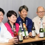 国内外のコンクールで入賞した播磨地域の酒蔵の代表ら＝姫路市役所