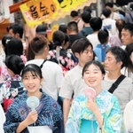 色とりどりの浴衣をまとい、祭りを楽しむ人たち＝姫路市西二階町