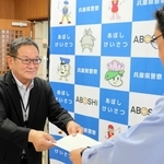 協定書を交わす柴田健一署長（右）と丸喜法之事務局長＝網干署