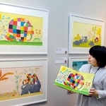 会場では原画と絵本を見比べて楽しめる＝姫路文学館