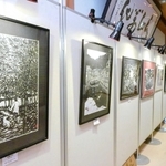 園内を巡りながら作品を楽しめる剪画展＝姫路市本町、好古園