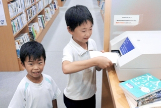 読書おもいで帳を利用する子どもたち＝福崎町西治