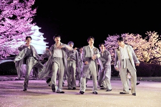 夜桜がライトアップされた姫路城西の丸庭園でパフォーマンスするメンバーら（ＨＯＴ　ＪＡＰＡＮ　ＰＲＯＪＥＣＴ提供）