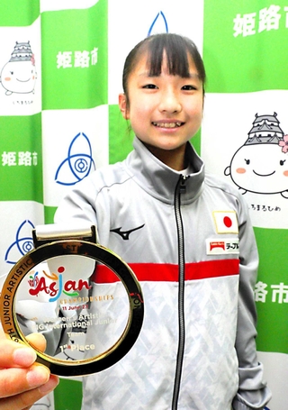体操のアジアジュニア選手権大会で活躍した高原菜心さん＝姫路市役所