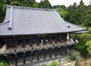 深い森の中で威容を誇る摩尼殿。京都・清水寺と同じ舞台造りが特徴的だ（ドローンで撮影）＝姫路市書写