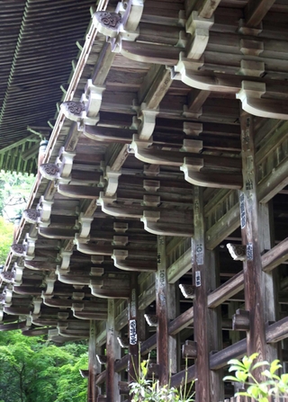 １本のくぎも使わず、木組みで建てられた、摩尼殿の舞台下（ドローンで撮影）＝姫路市書写