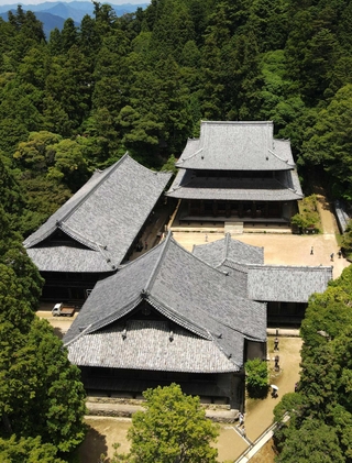 摩尼殿の西側にある三つの堂。（奥から）大講堂、食堂、常行堂はいずれも室町時代に建てられた（ドローンで撮影）＝姫路市書写