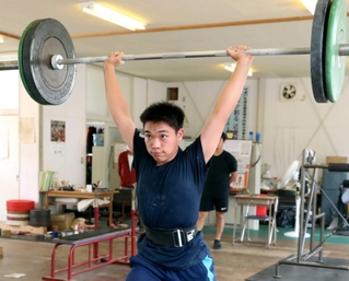 全国大会に向け、家島高で練習する岡田勇人さん＝姫路市家島町宮