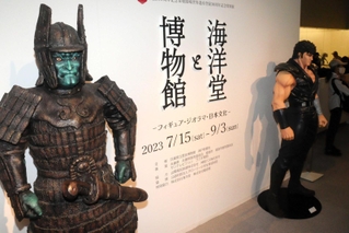 会場入り口で出迎える大魔神とケンシロウのフィギュア＝県立歴史博物館