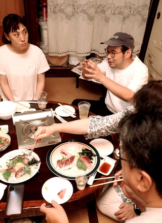 家島のグルメを紹介する中西和也さん（右奥）＝大阪市阿倍野区