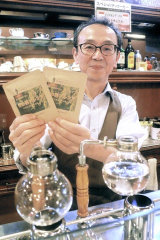 ２００回目の季節のブレンドを販売する「はまもとコーヒー」の浜本卓弥さん＝はまもとコーヒー