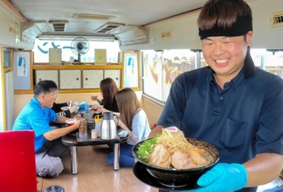 ボリュームたっぷりの「麺バス二郎」を提供する藤原さん＝姫路市山田町牧野